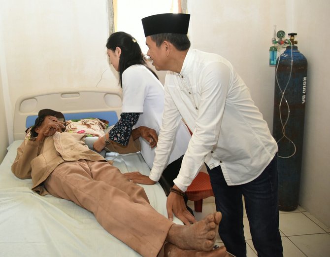 bupati purwakarta dedi mulyadi meluncurkan program sampurasun dokter