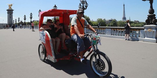 Serunya berkeliling Paris dengan becak