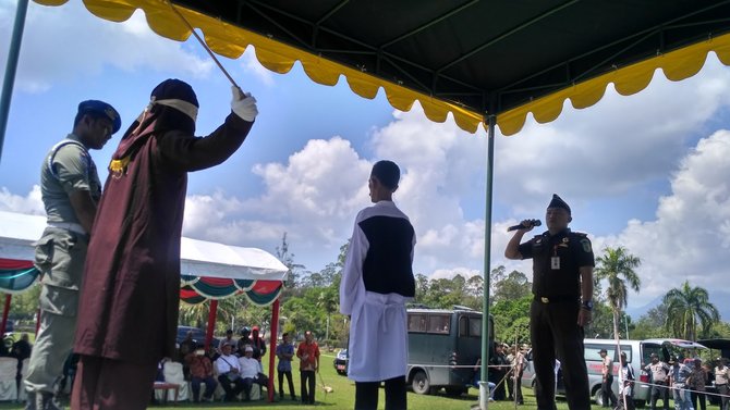 eksekusi hukum cambuk saat puasa di aceh