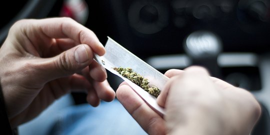 Warga Swiss kini boleh mengisap rokok ganja