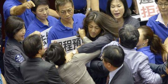 DPR Taiwan saling jambak saat sidang di gedung parlemen