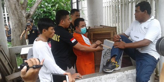 Emosi, keluarga pembunuhan oleh pecatan PNS ngamuk saat rekonstruksi