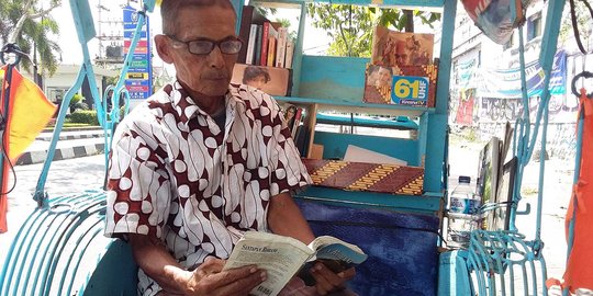 Cerita Sutopo lengkapi becaknya dengan buku bacaan buat penumpang