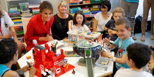 Gaya Melania Trump bermain dengan anak-anak di rumah sakit Paris