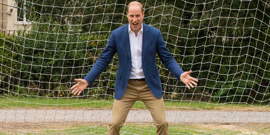 Ketika Pangeran William beraksi menjadi penjaga gawang