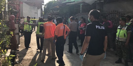 Geledah rumah terduga teroris di Bandung, Densus sita senjata tajam