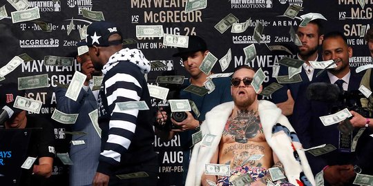 Jelang bertarung, Mayweather hamburkan uang di depan McGregor