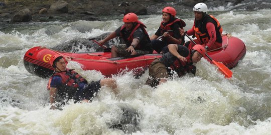 Serunya arung jeram di Sungai Cianten