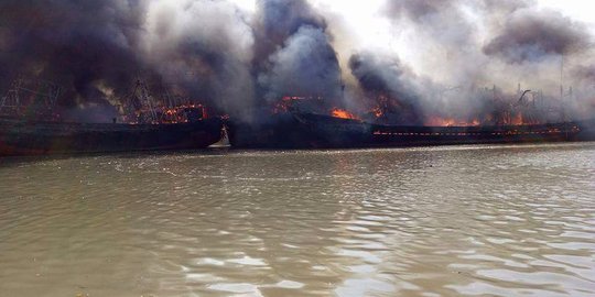 9 Kapal terbakar di Pulau Seprapat