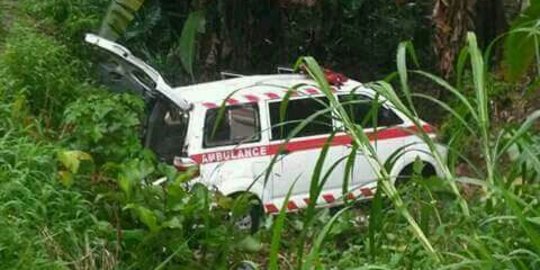 Ambulans bawa pasien rujukan terjun ke jurang sedalam lima meter