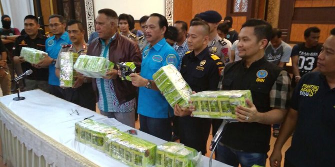 Image result for Kapolda Sumatera Utara Irjen Paulus Waterpauw menangkap penyeludup 44 kilogram sabu