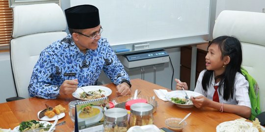 Bupati Anas minta maaf ke siswi yang sempat terganjal aturan jilbab