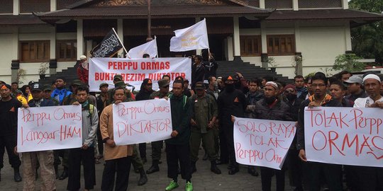 Tolak Perppu Ormas, massa demonstran geruduk DPRD Solo