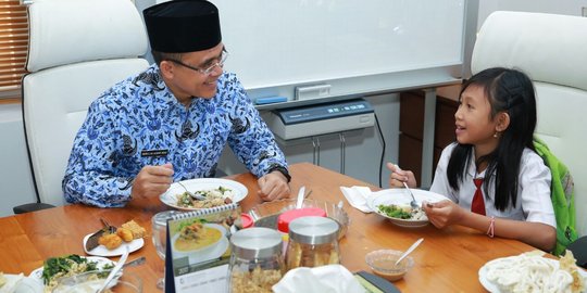 Begini suasana saat Bupati Anas ajak Yenima sarapan pecel rawon