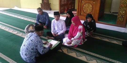 Tahanan narkoba ini menikah di Masjid Polda Riau