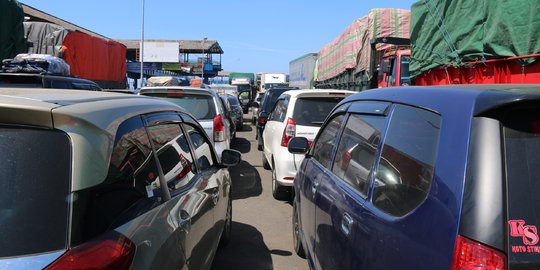 Diterjang ombak, Kapal Ferry 7 jam mengapung di Laut Karangasem