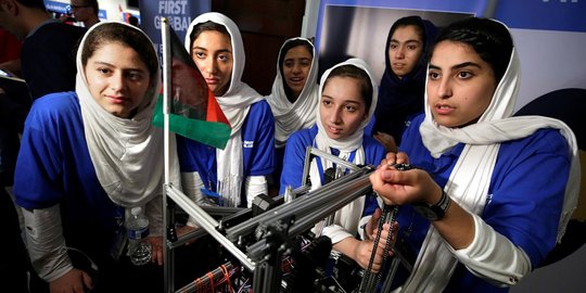 Bahagianya remaja putri Afghanistan bisa ikut lomba robot di AS
