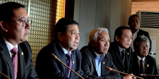 Mendesak Setya Novanto mundur dari ketua DPR