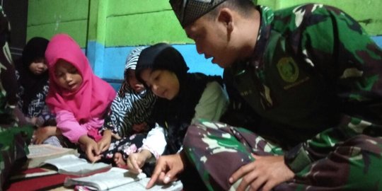 Kisah haru prajurit TNI mengajar mengaji di pedalaman