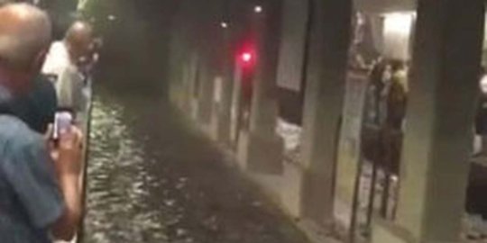 Momen menegangkan banjir terjang stasiun kereta bawah tanah Turki