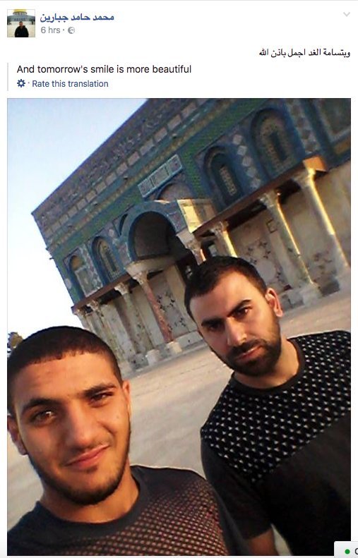 salah satu pemuda palestina berswafoto di depan masjid al aqsa sebelum menyerang polisi israel