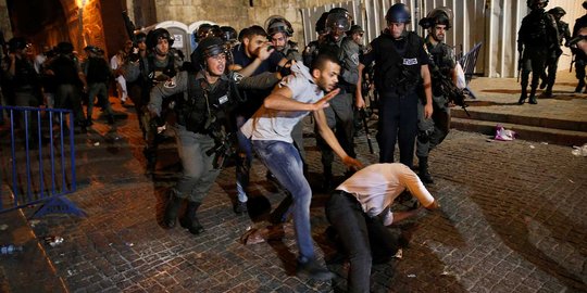 Usai salat malam berjemaah, warga Palestina dihajar aparat Israel