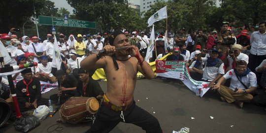 Atraksi debus warnai demo revisi UU ANS di Istana Merdeka