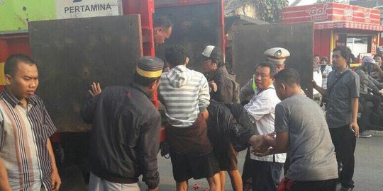 Ledakan tabung balon gas, Parto menderita luka bakar dan patah kaki