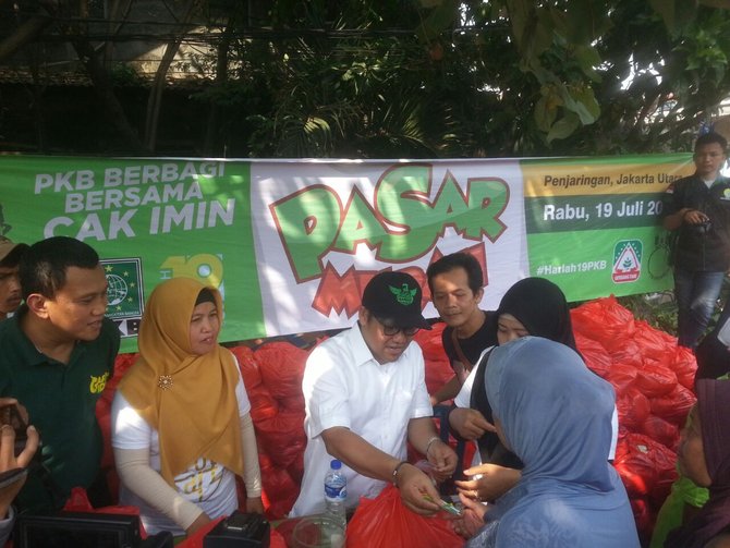 cak imin bagikan sembako murah di kolong tol penjaringan