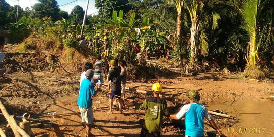 Bersama warga, PLN pulihkan pasokan listrik Kecamatan Gantung