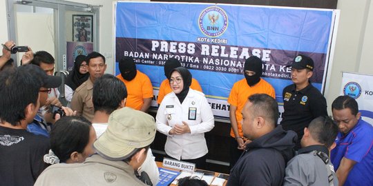 Jadi pengedar sabu, pegawai honorer dan satpam BPPKAD Kediri diciduk