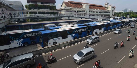 Paksa masuk jalur Transjakarta, pengendara motor jatuh & terlindas