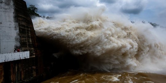 Dahsyatnya semburan air bendungan di Vietnam jadi tontonan warga