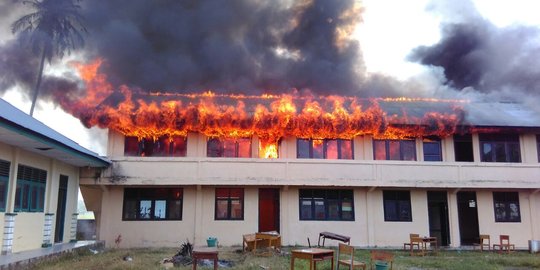 12 Ruang Pesantren Nurul Hikmah di Aceh hangus terbakar