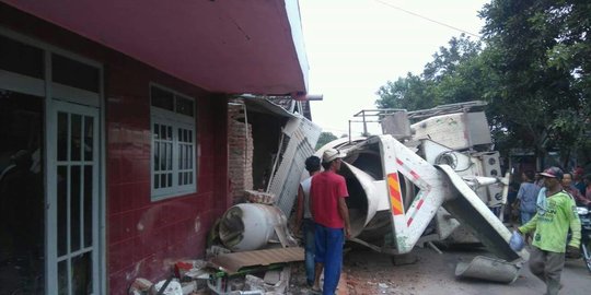 Truk molen di Mojokerto seruduk pikap dan 4 rumah, sopir tewas