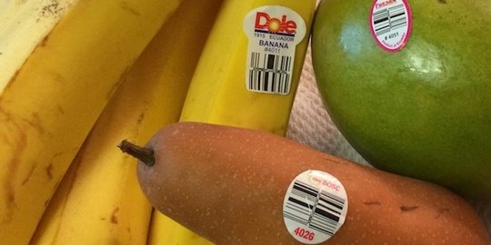 Arti dari label yang menempel di buah, sudah tahu?