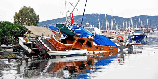 Gempa disusul tsunami porak-porandakan Turki dan Yunani