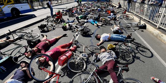 Gelar aksi protes, warga Australia & sepedanya 