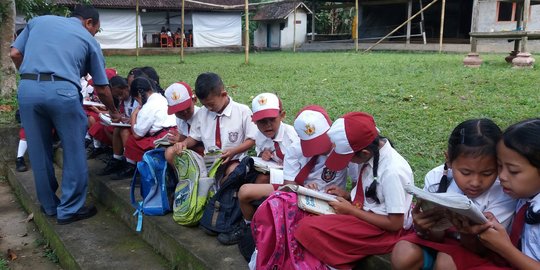 Sepekan belajar di halaman Pura, siswa SD Gianyar kembali ke kelas