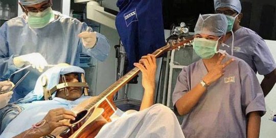 Musikus India menjalani bedah kepala sambil main gitar