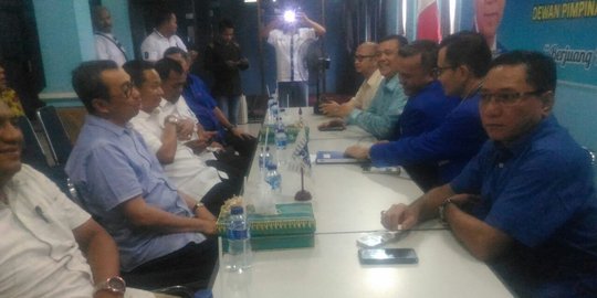 Datangi kantor PAN, Bupati Siak Syamsuar daftar calon gubernur Riau