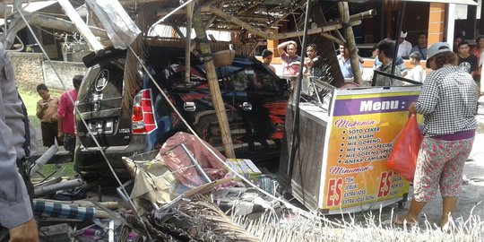 Sopir ngantuk, minibus dari Surabaya seruduk warung di Jembrana