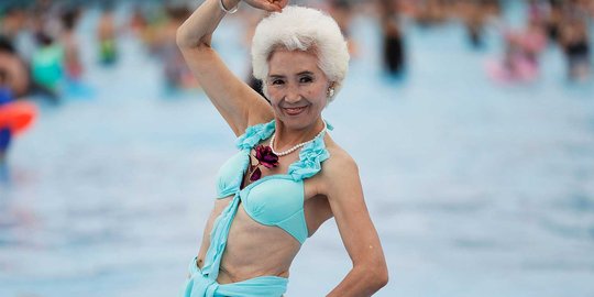 Pose nenek-nenek bila ikuti kontes bikini