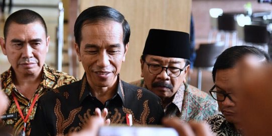 Jokowi ingatkan anak-anak boleh main Facebook saat usia 13 tahun