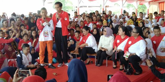 Jokowi pamer main gasing di depan anak-anak, Ibu Negara & menteri