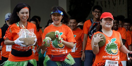 Uniknya lomba lari sambil bawa durian di Singapura