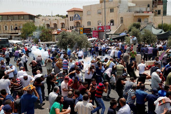 warga palestina bentrok dengan polisi israel di depan masjid al aqsa