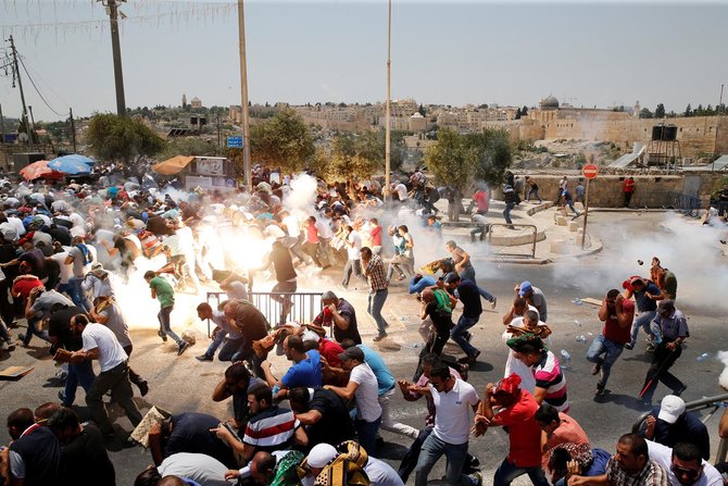 warga palestina bentrok dengan polisi israel di depan masjid al aqsa