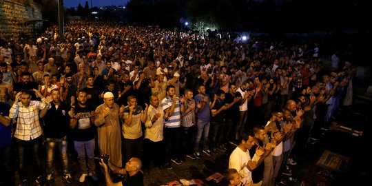 Hingga malam, warga Palestina doa bersama di luar Masjid Al-Aqsa