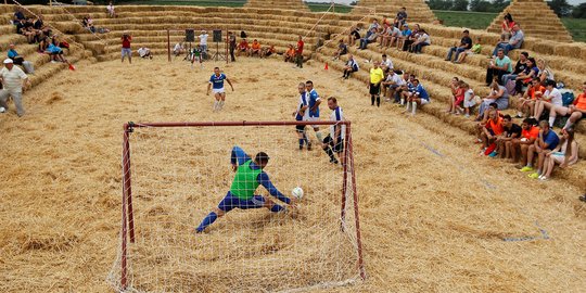 Serunya turnamen sepakbola di lapangan jerami